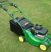 John-Deere-Lawn-Mower_800_600.jpg